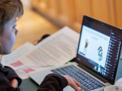 Для карантина: в украинские школы закупили более 400 тысяч гаджетов