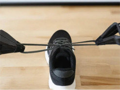 Незграбно, але весело. Дослідники навчили робота зав’язувати шнурки