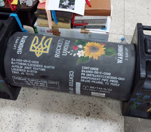 В Умані розмалювали тубус від Javelin, щоб продати на аукціоні (фото)