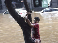 На Филиппинах юные геймеры продолжили играть, несмотря на наводнение