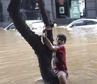 На Филиппинах юные геймеры продолжили играть, несмотря на наводнение