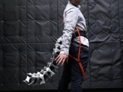 Японские ученые разработали роботизированный хвост для людей