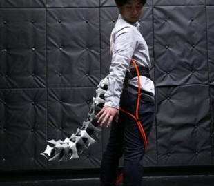 Японские ученые разработали роботизированный хвост для людей