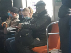 В сеть выложили курьезное фото необычного пассажира метро