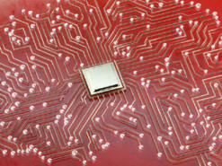 Сладкое превосходство: Инженеры создают из меда компьютерный чип, имитирующий работу мозга