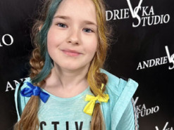 Олена Мозгова пофарбувала волосся 8-річній доньці у синьо-жовті кольори