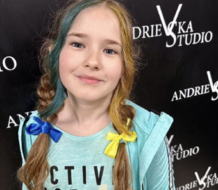 Олена Мозгова пофарбувала волосся 8-річній доньці у синьо-жовті кольори