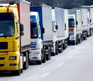 Дорога між Миколаєвом та Одесою забита фурами з зерном, яке везуть до портів «Великої Одеси»