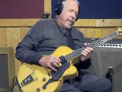 Макаревич и другие израильские музыканты исполнили на иврите "Обійми мене" Вакарчука