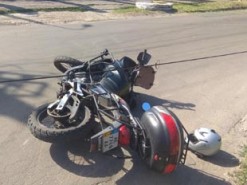 Кабель чуть не убил мотоциклиста на дороге в Мариуполе