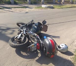 Кабель чуть не убил мотоциклиста на дороге в Мариуполе