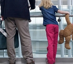 Маленьким українцям суттєво спростять умови виїзду за кордон: що придумали