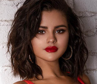 Примите меры: певица Селена Гомес лично написала руководству Facebook