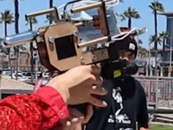 Мужчина создал пистолет, который стреляет защитными масками: это видео стало популярным в интернете