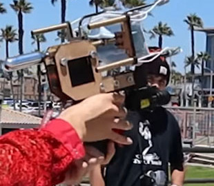 Мужчина создал пистолет, который стреляет защитными масками: это видео стало популярным в интернете