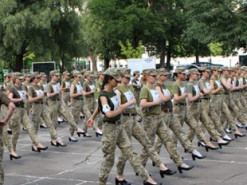 В Киеве проведут военный парад на каблуках: идею высмеяли фотожабами