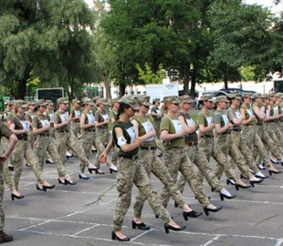 В Киеве проведут военный парад на каблуках: идею высмеяли фотожабами