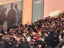 Ажіотаж навколо iPhone 15: шанувальники смартфонів Apple влаштували тисняву в Dubai Mall