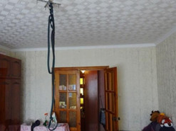 Бив і вимагав повіситись: у Києві чоловік погрожував дружині вбивством