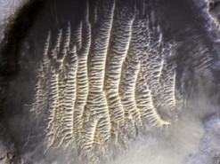 Отпечаток пальца на Марсе. NASA опубликовало новый снимок кратера на Красной планете