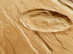 Астрономы показали необычные разломы на Марсе