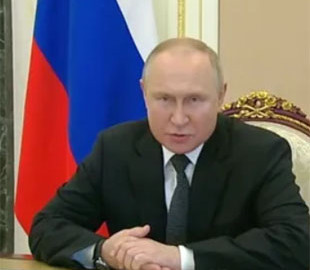 Раздутое лицо и странный взгляд: Путина снова заподозрили в сокрытии болезни фотошопом