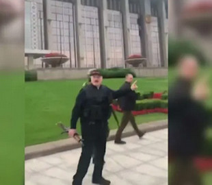 "Лукашембо" и боевой Коля: в соцсетях высмеивают прилет Лукашенко в резиденцию