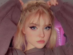 Блогерша показала, как разные поколения делают селфи. Курьезные фото