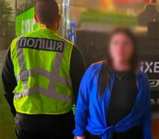 Обіцяла роботу за кордоном: на Київщині затримали жінку, яка вербувала в інтернеті жінок для секс-праці