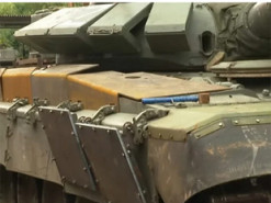 Так званий «динамічний захист» на російські танки встановлюють кустарним способом. ФОТО