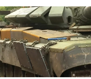 Так званий «динамічний захист» на російські танки встановлюють кустарним способом. ФОТО
