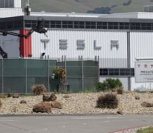 Tesla подала в суд на Rivian