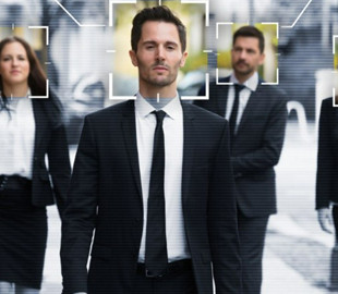 Полиции Калифорнии запретили распознавание лиц в нательных камерах