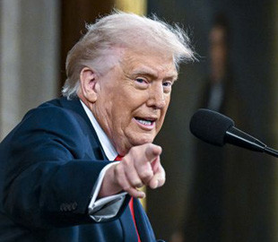 Трамп показав "патріотичний" паспорт США з власним портретом