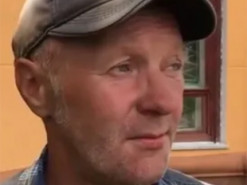 В России мужчина расхвалил Путина журналистам за улучшение жизни, а после попросил у них денег на еду