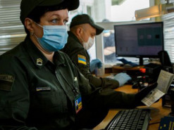 Пограничники блокировали попытку украинцев ввезти партию iPhone 12 Pro Max на 1 млн гривен