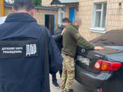 Судитимуть працівника колонії, який за годинник від Apple обіцяв в’язню “м’якші” умови