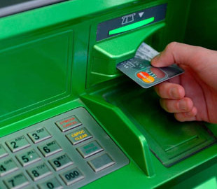 Злоумышленники воровали деньги из банкоматов с помощью скотча