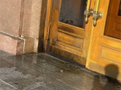 Адміністрацію міста Орел закидали запальною сумішшю