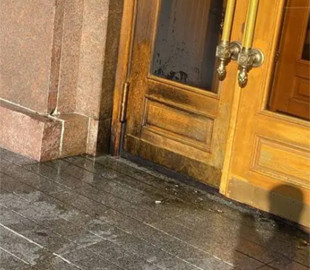 Адміністрацію міста Орел закидали запальною сумішшю