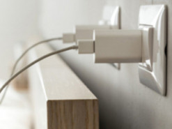 До чого може призвести звичка залишати зарядний блок у розетці: можливі наслідки