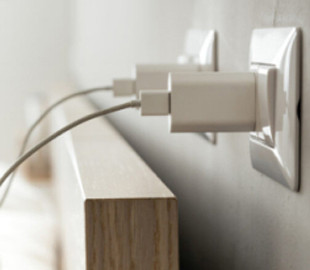 До чого може призвести звичка залишати зарядний блок у розетці: можливі наслідки