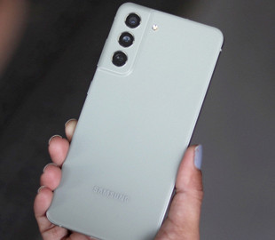 Оновлення прошивки покращило стабільність та безпеку Samsung Galaxy S21 FE