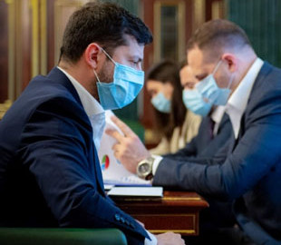 Президента просят законодательно запретить чипирование людей в Украине