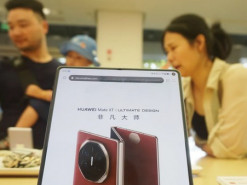 Трискладний телефон Huawei отримав 2,7 мільйона попередніх замовлень