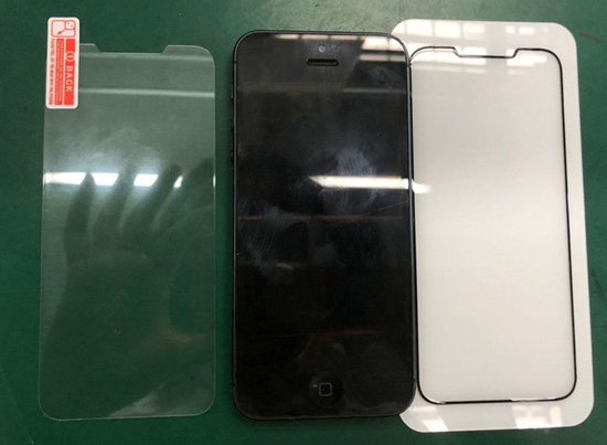 new-screen-protector-next-to-original-iphone-se.jpg (63 KB)