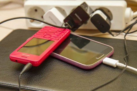 2Phone-charging-750x500.jpeg (48 KB)