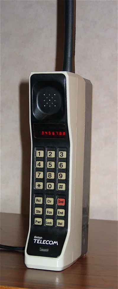 motorola-dynatac-8000x.jpg (34 KB)