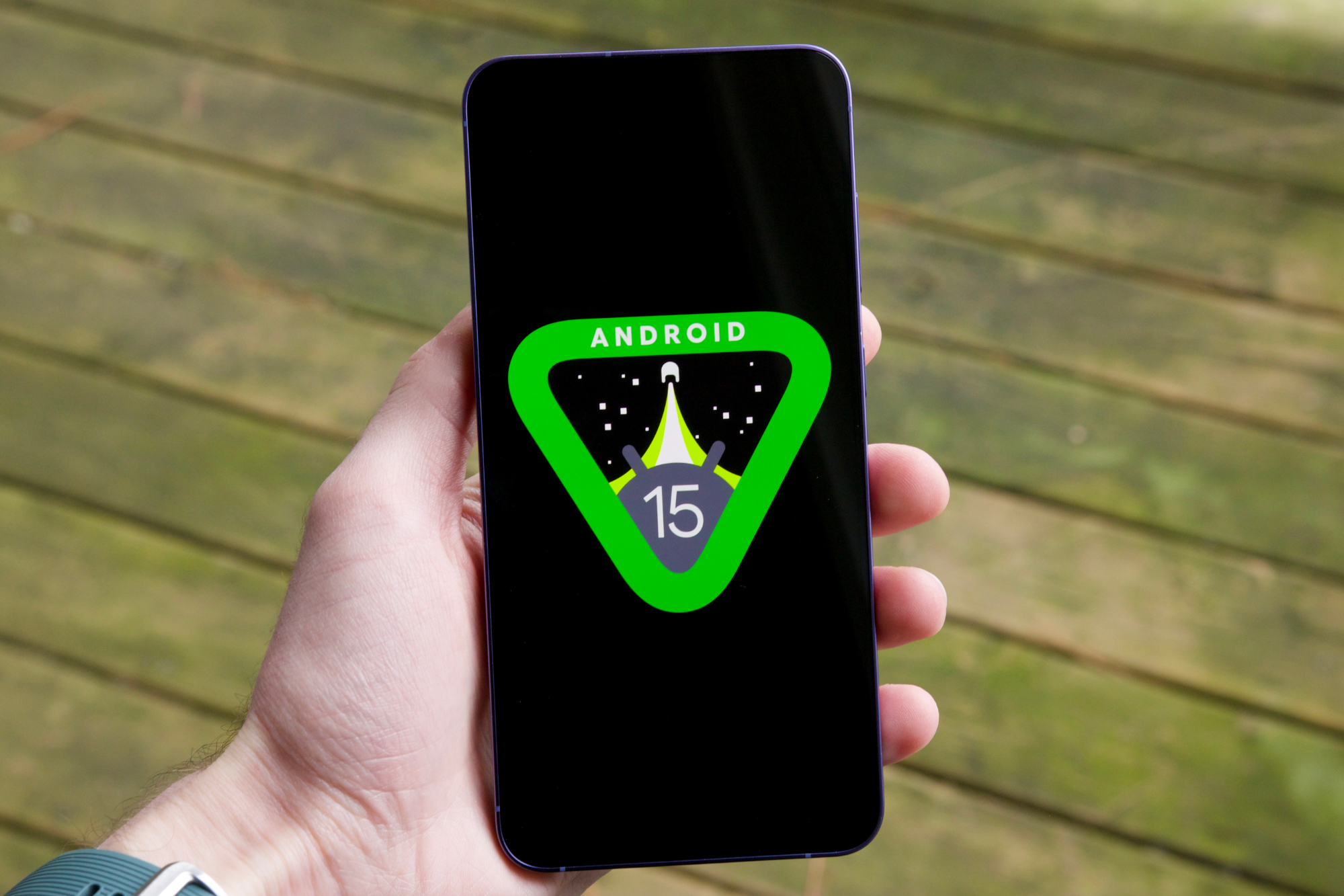 android-15-logo-on-phone-3.webp (1.82 MB)