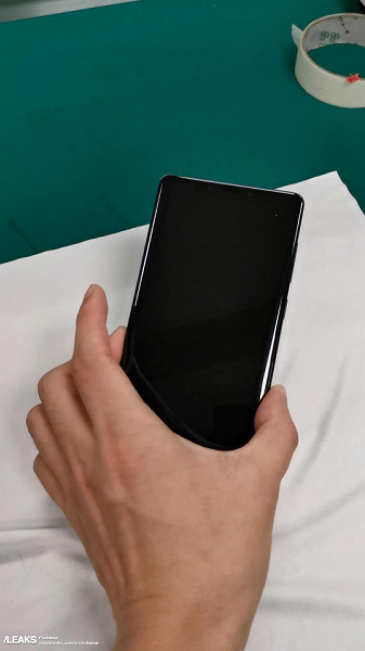 1huawei-mate30-pro-hands-up_large.jpg (54 KB)